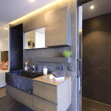 Lets Holidays Modern Sea Views شقة